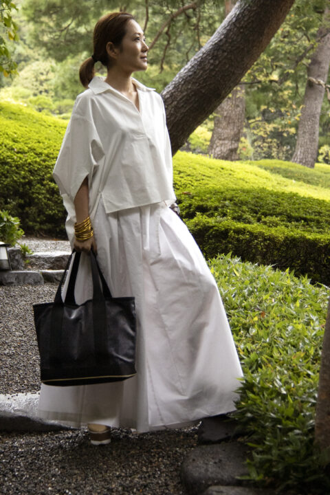 Japanese woman carrying a Gozen bag — Samurai craftsmanship meets modern elegance